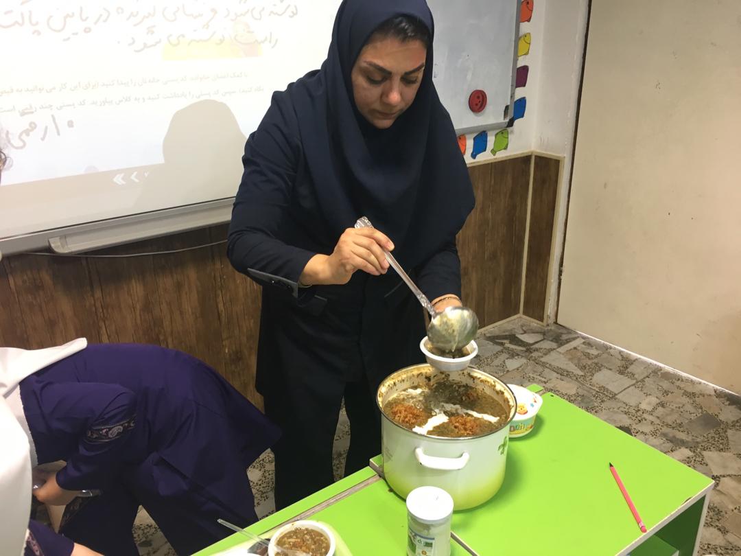 کنفرانس هلیا رسولی در مورد فواید مواد غذایی و پذیرایی از دوستانش
